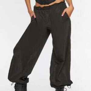 Forever  21 Toggle Woven  Parachute Pants in Black SIze Small